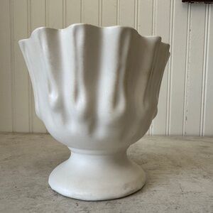 Vintage 1940’s McCoy Brush Pottery 8226 White Scallop Fluted Planter 6” Pedestal